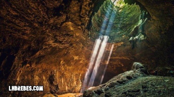 Menelusuri Destinasi Wisata Misteri
